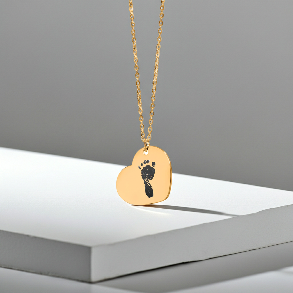 Herzanhänger mit Babyfußabdruck – personalisierter Schmuck zur Geburt