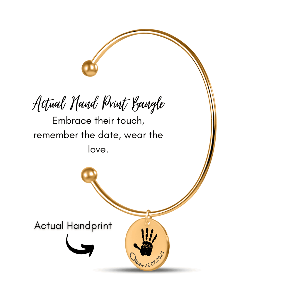 Personalisierter Goldarmreif mit Baby-Handabdruck und Gravur des Geburtsdatums