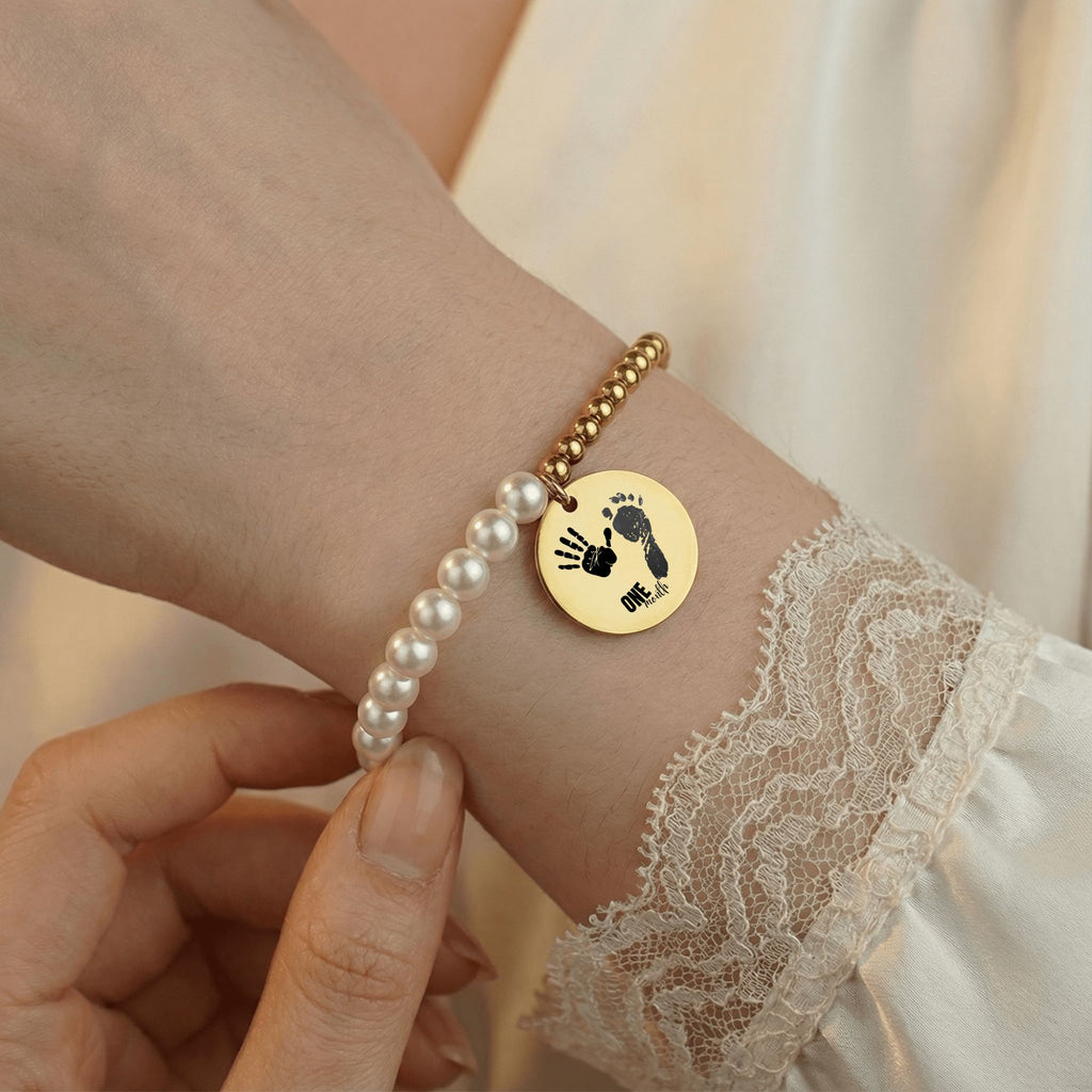 Perlenarmband am Arm getragen, Nahaufnahme mit Händen und sichtbarer Armband