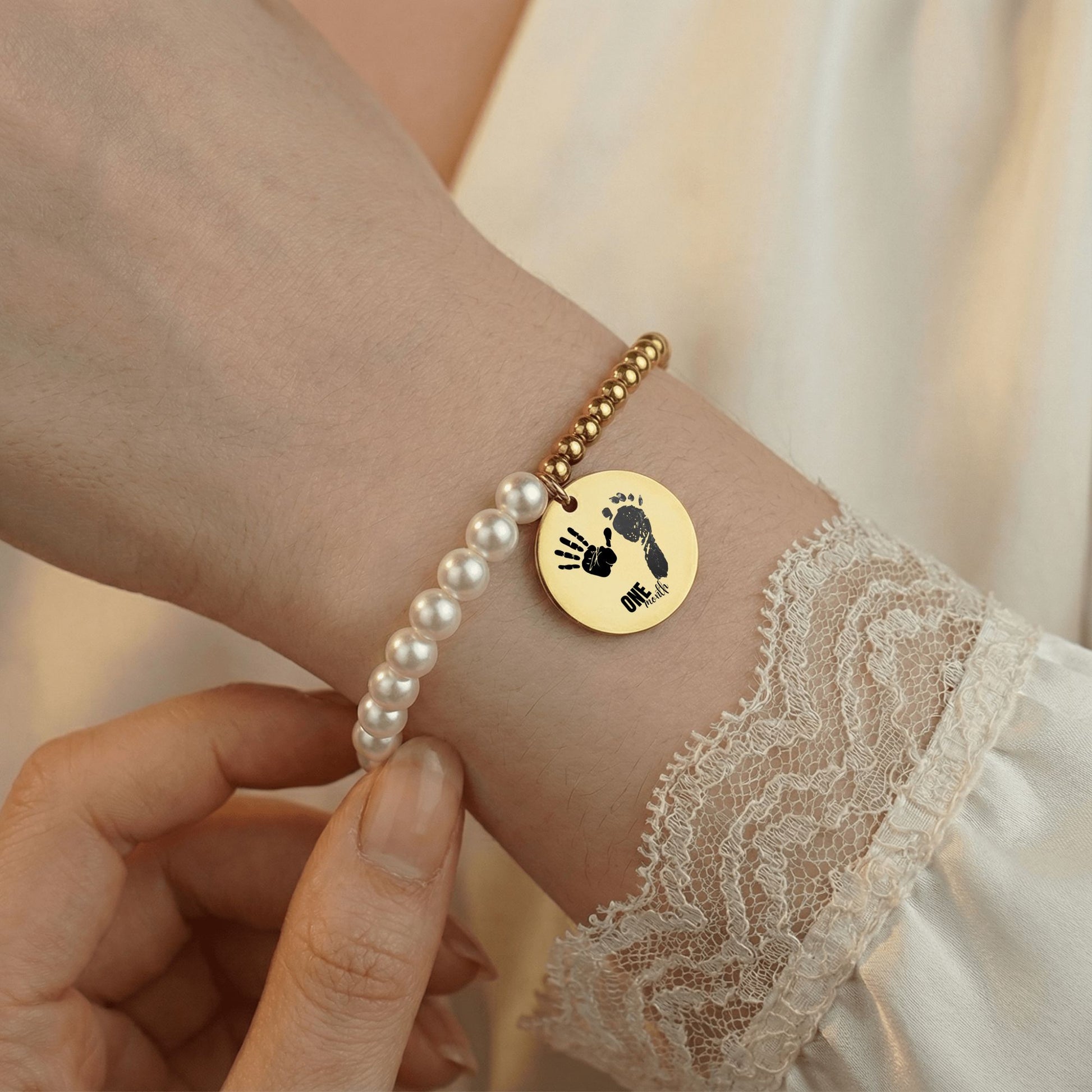 Perlenarmband am Arm getragen, Nahaufnahme mit Händen und sichtbarer Armband