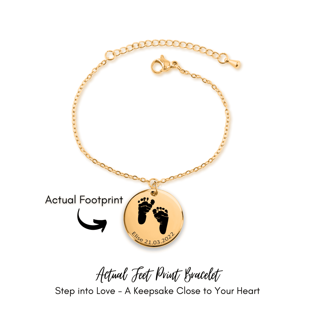 Personalisierte goldfarbene Kette mit rundem Anhänger, echtem Babyfußabdruck, Name und Datum als emotionales Erinnerungsschmuckstück auf weißem Hintergrund