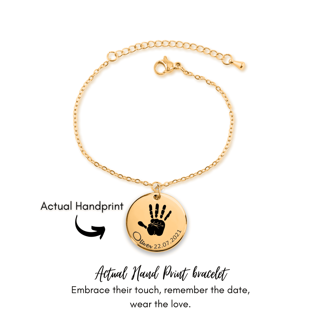  personalisiertes goldfarbenen Kettenarmbands mit echtem Babyhandabdruck, Name und Datum auf rundem Anhänger sowie verstellbarem Verschluss