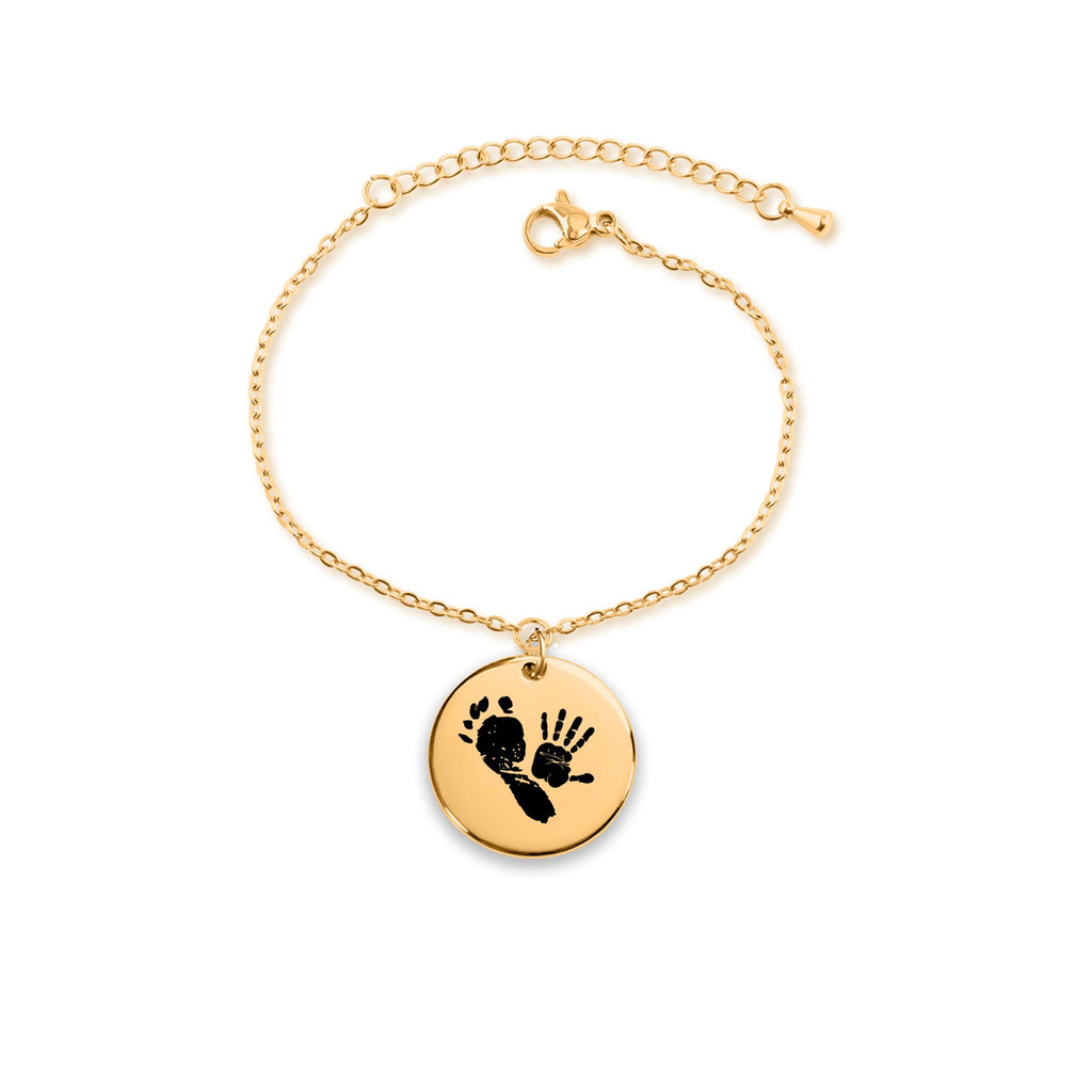 Personalisierter vergoldeter Schmuck als Armband mit rundem Anhänger, graviert mit Hand- und Fußabdruck – ein emotionales Geschenk für Mütter oder die Oma